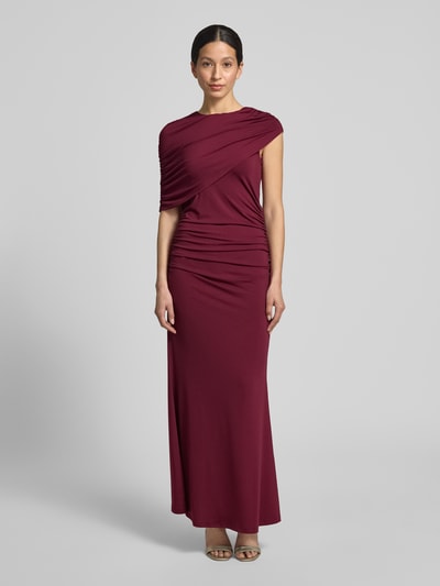 Frauenmodel trägt Enganliegendes Abendkleid mit kurzen Cape Modell 'KASSANDRA' von Vero Moda, bordeaux, unifarben, Maxi-Länge, Stretch, Ganzkörperansicht von vorne