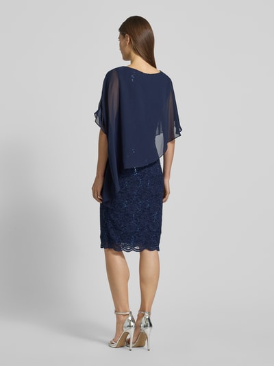Kobiece modelka nosi Knielanges Cocktailkleid mit Paillettenbesatz von SWING, dopasowany krój, długość do kolan, okrągły dekolt, cekinowe obszycie, efekt podpalania, długość tyłu dla rozmiaru 36: 95 cm, szerokość klatki piersiowej: 36 cm, ciemnoniebieski, wykończenie koronkowe, gładka tekstura, całkowity widok z tyłu.