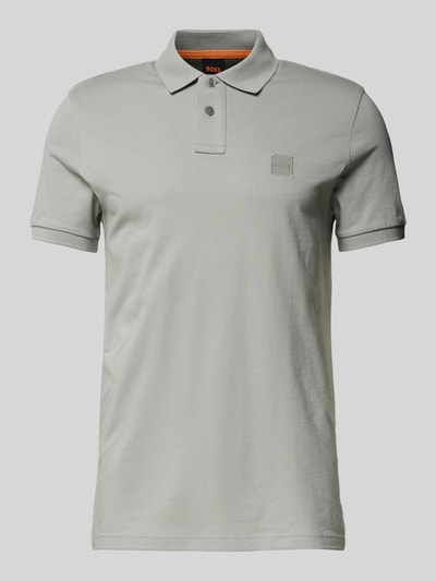 BOSS Orange Slim Fit Poloshirt mit Label-Badge Modell 'Passenger' Hellgrau 1