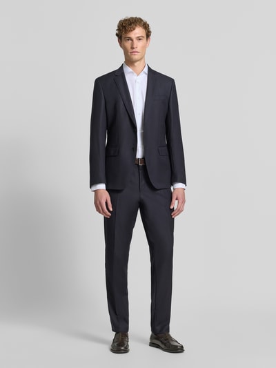 Männermodel trägt Slim Fit Businesshemd aus reiner Baumwolle Modell 'H-Hank-SP' von BOSS, schlichtes Design, Ganzkörperansicht von vorne, Herren Businesshemd von BOSS.