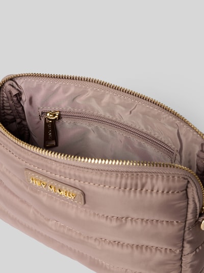 Produktfoto, Pouch mit Reißverschluss Modell 'Little Buddy' von Hey Marly in Stepp-Optik, Logo-Patch, beige, glatte Textur, Hauptfach sichtbar