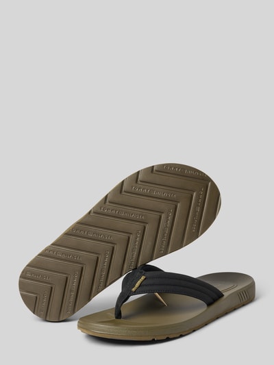 Produktfoto, Flip Flops mit Label-Applikation von Tommy Hilfiger in Unifarbe mit profilierter Sohle, flacher Absatz, abgerundete Schuhspitze