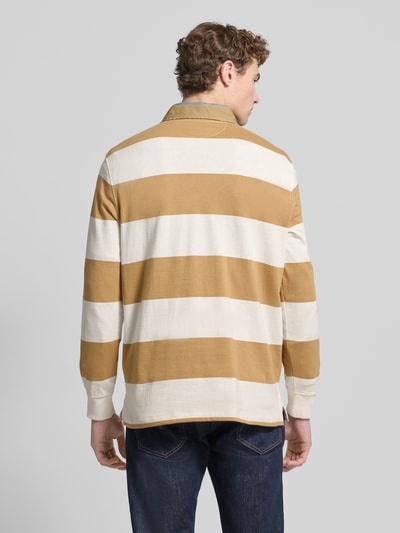 Männermodel draagt Sweatshirt met Labelstitching van Polo Ralph Lauren van puur katoen, regular fit, polokraag, knoopsluiting, ribboorden, ruglengte 66 cm, mouwlengte 20 cm, brede bruine en crèmekleurige strepen, geheel van achteren.