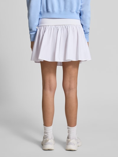 Frauenmodel trägt Ausgestellter Mini-Rock aus reiner Baumwolle von Polo Ralph Lauren in Weiß, Popeline, unifarben, Rückansicht, Ganzkörperansicht Rückansicht.