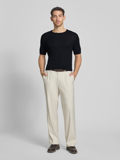 Männermodel trägt Regular Fit T-Shirt aus reiner Baumwolle Modell 'ADRIAN-TC' von Strellson in Strickoptik mit Zopfmuster, Ganzkörperansicht von vorne.
