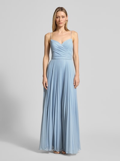 Frauenmodel trägt Regular Fit Hochzeitskleid in Falten-Optik von Hey Kyla mit Rückenausschnitt, Spaghettiträgern, Nahtreißverschluss, Hellblau, Gelegte Falten, fließende Textur, Rückenlänge bei Größe 36: 127 cm, Brustweite: 33 cm, Ganzkörperansicht von vorne.