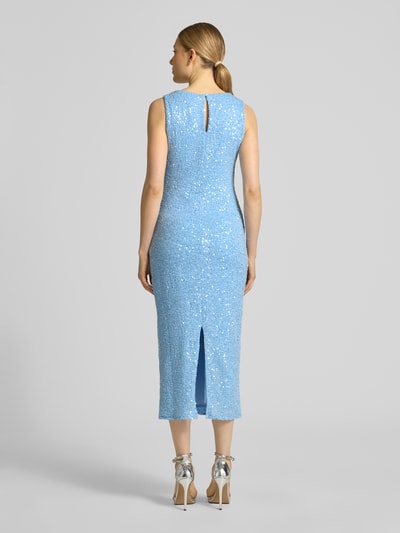 Frauenmodel trägt Midikleid mit Pailletten von Little Mistress in Hellblau, figurbetonter Schnitt, Strukturmuster, Rückenlänge 123 cm, Ganzkörperansicht Rückansicht.