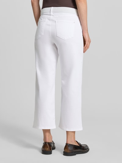 Frauenmodel trägt Caprijeans mit elastischem Bund Modell 'Linn' von Angels aus weißem Baumwoll-Mix mit Stretch-Anteil, Eingrifftaschen, verkürzte Passform, Ganzkörperansicht Rückansicht.