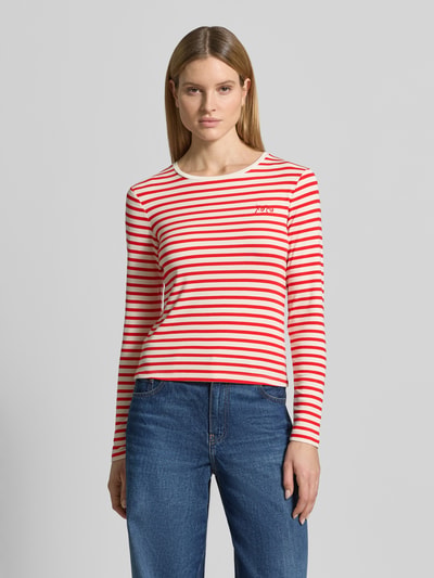 Vrouwenmodel draagt Longsleeve met ronde hals en statement-stitching van comma, viscosemix met stretch, nauwsluitend model, ruglengte maat 36: 52 cm, vooraanzicht bovenlichaam.