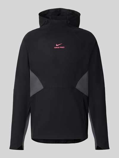 Produktfoto, schwarzer Regular Fit Hoodie mit Label-Print von Nike, kontrastierende graue Einsätze, Herren Hoodie von Nike Training