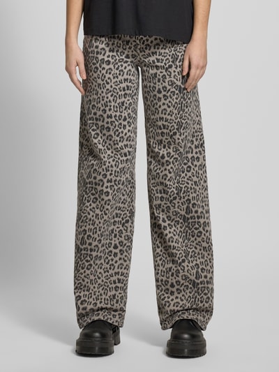 Vrouwenmodel draagt Wide Leg Jeans uit katoenmix model 'MADISON' van Only met all-over dierenprint, high waist, 5-pocket, loose fit, vooraanzicht van het hele lichaam.