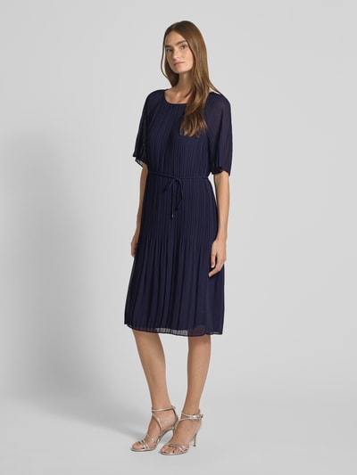 s.Oliver BLACK LABEL Getailleerde chiffon jurk met strikceintuur Marineblauw - 1