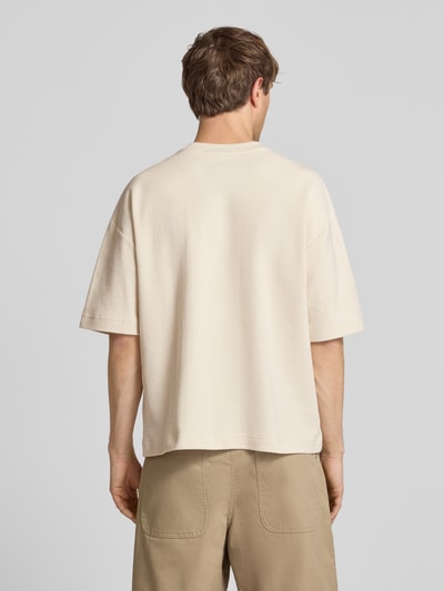 Männermodel trägt T-Shirt mit Rundhalsausschnitt und Label-Stitching von REVIEW aus Baumwoll-Mix, Relaxed-Fit, Rückenlänge 64 cm, Ganzkörperansicht Rückansicht.