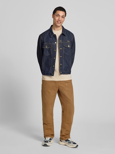 Mannenmodel draagt T-Shirt met Logo en Rundhalsausschnitt van BLKVIS, katoen, regular fit, logo, beige, lengte rug M 70 cm, totaalbeeld vooraan.