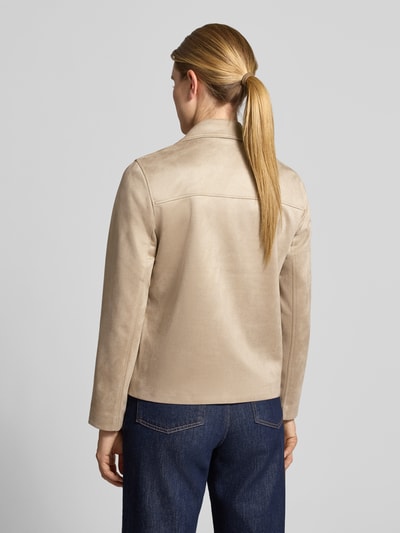 Frauenmodel trägt Regular Fit Blazer in Leder-Optik mit aufgesetzten Taschen von COMMA, beige, glatte Textur, Rückenansicht Ganzkörperansicht. Material-Mix mit Stretch-Anteil, Reverskragen, Knopfverschluss, Rückenlänge 62 cm, Brustweite 53 cm, Ärmellänge 63 cm.