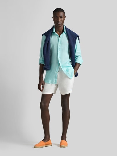 Mannenmodel draagt Regular Fit vrijetijdsoverhemd uit puur linnen van Polo Ralph Lauren, look: effen, Ganzkörperansicht von vorne.