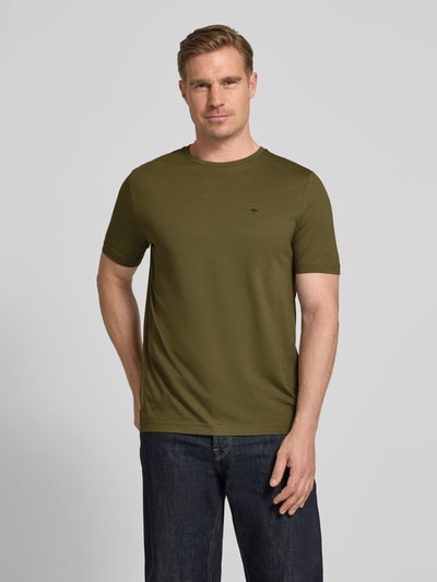 Männermodel trägt T-shirt mit ronde hals en labelstitching van Fynch-Hatton, puur katoen, regular fit, ruglengte bij maat M 71 cm, ganzkörperansicht van voren.