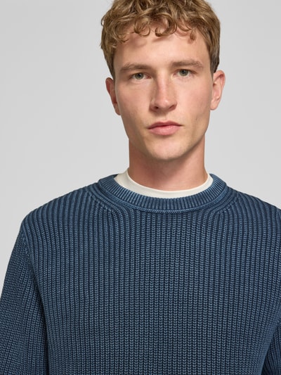 Männermodel trägt Regular Fit Pullover aus reiner Baumwolle Modell 'DORIAN CREW' von Pepe Jeans in Dunkelblau, Nahaufnahme Oberkörper, Herren Pullover von Pepe Jeans