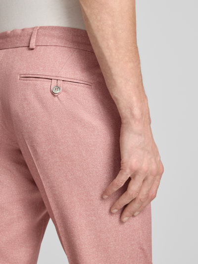 Mannenmodel draagt broek met persplooien en vetersluiting model 'SpartaFlex' van Zuitable, materiaalmix met viscose, slim fit, detailopname rugzijde