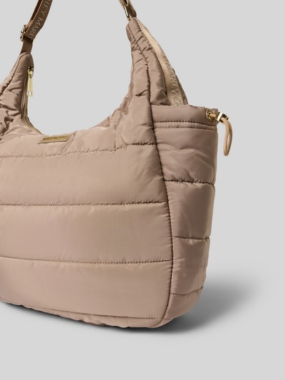 Produktfoto, beigefarbener Shopper mit Logo-Detail Modell 'Alltime Buddy' von Hey Marly, gestepptes Material, goldene Details, Reißverschluss, verstellbarer Trageriemen, seitlicher Tunnelzug, Maße 50x45x14 cm, Schulterriemen 52 cm.