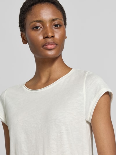 Kobiece model prezentuje Regular Fit T-Shirt aus reiner Baumwolle von s.Oliver RED LABEL, jasny beż, gładka tekstura, zbliżenie na górną część ciała.
