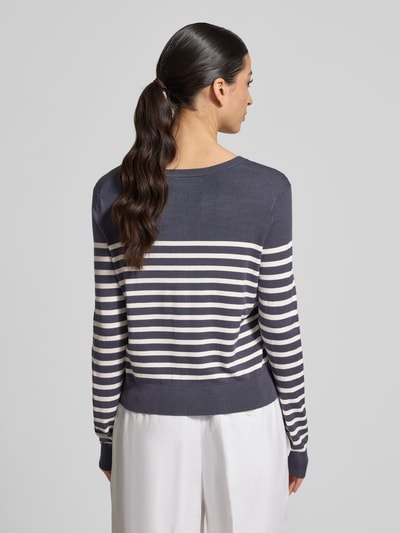 Frauenmodel trägt Strickjacke aus Viskose-Mix mit Streifenmuster von Christian Berg Woman in Weiß und Dunkelblau, Regular-Fit, Rundhalsausschnitt, Knopfleiste, Rückenlänge bei Größe S: 49 cm, Ärmellänge bei Größe S: 61 cm, Ganzkörperansicht Rückansicht.