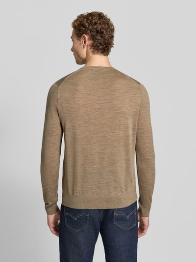 Männermodel trägt wollen trui met ronde hals Model 'CONNOR' van Tiger of Sweden, zuiver wol, recht model, elastische boordjes, ruglengte maat M 68 cm, mouwlengte maat M 72 cm, lichtbruin, gladde textuur, ganzkörperansicht rückansicht.