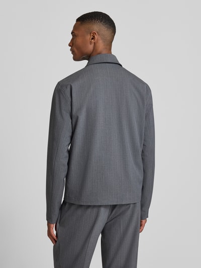 Männermodel trägt Regular Fit Jacke mit Viskose-Anteil Modell 'Grahn' von Casual Friday in Grau mit feiner Struktur und Umlegekragen, Ganzkörperansicht Rückansicht.