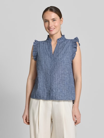 Vrouwenmodel draagt Bluse mit Rüschen Modell 'SIONA' van Neo Noir in blauw met witte strepen, puur katoen, recht model, serafinohals, ruches, ruglengte bij maat 36: 60 cm, voorkant bovenlichaam close-up.
