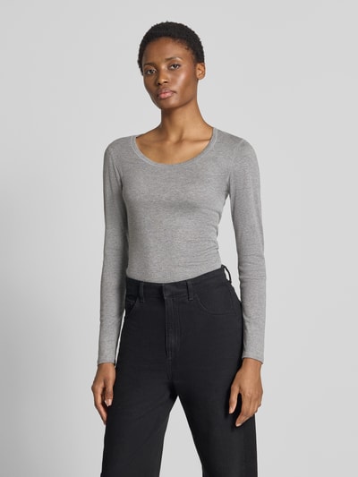 Frauenmodel trägt Slim Fit Langarmshirt aus Baumwoll-Modal-Mix Modell 'Sorana' von OPUS in Grau und Schwarz, Ganzkörperansicht von vorne. Damen Langarmshirt von OPUS