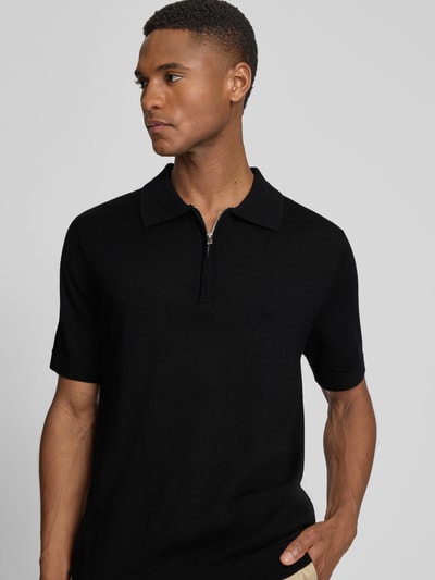Männermodel trägt Regular Fit Poloshirt aus reiner Wolle Modell 'TRAY' von SELECTED HOMME, Optik: Unifarben, Strick, Nahaufnahme Oberkörper.