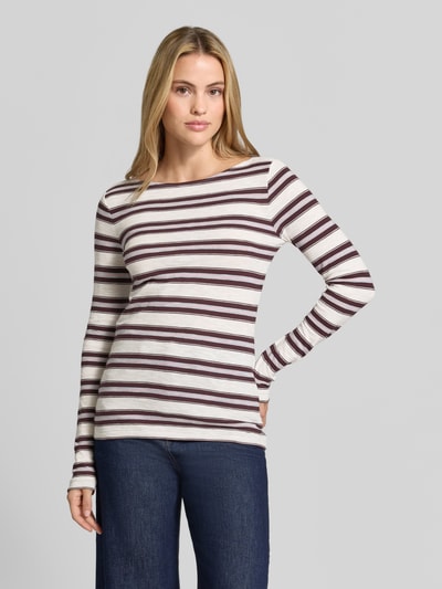 Frauenmodel trägt Regular Fit Langarmshirt aus reiner Baumwolle von Marc O'Polo, cremeweiß mit weinroten und braunen Streifen, Damen Langarmshirt, Ganzkörperansicht von vorne.