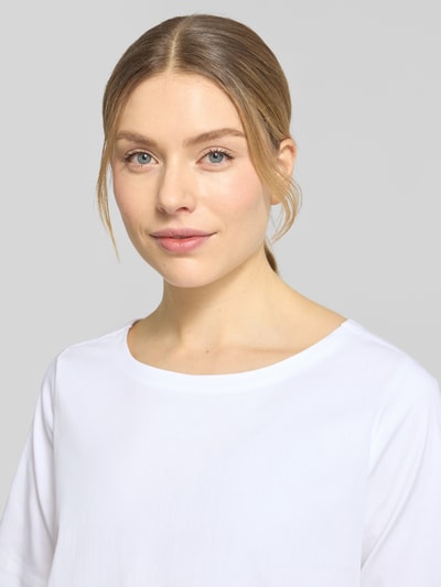 Frauenmodel trägt Blusenshirt mit Rundhalsausschnitt von Milano Italy, weiß, Baumwoll-Mix, Regular Fit, Nahaufnahme Oberkörper.