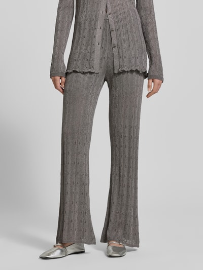 Frauenmodel trägt Relaxed Fit Strickhose mit Viskose-Anteil von Jake*s Collection, Material-Mix, Semitransparenz, integrierte Shorts, Elastikbund, grau, gerade Form, angenehme Textur, Ganzkörperansicht von vorne.