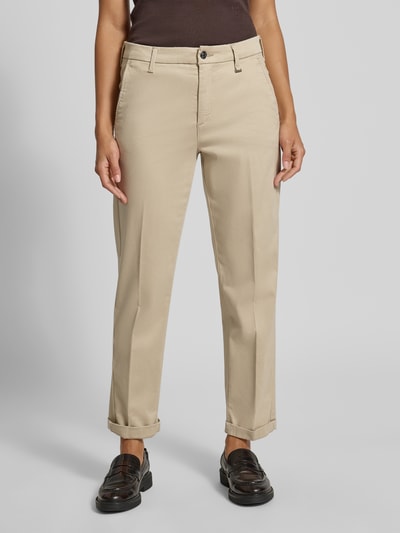 Frauenmodel trägt Straight Fit Chino aus Baumwoll-Mix von MAC in Beige mit glatter Struktur, Damen Chino von MAC, Ganzkörperansicht von vorne.