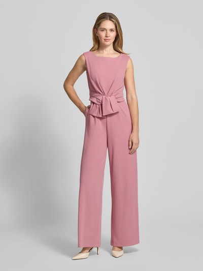 Vrouwenmodel draagt Jumpsuit met Knotendetail van Vera Mont in roze materiaalmix met stretch, regular fit, ronde hals, voorkant, frontale volledige lichaamsopname