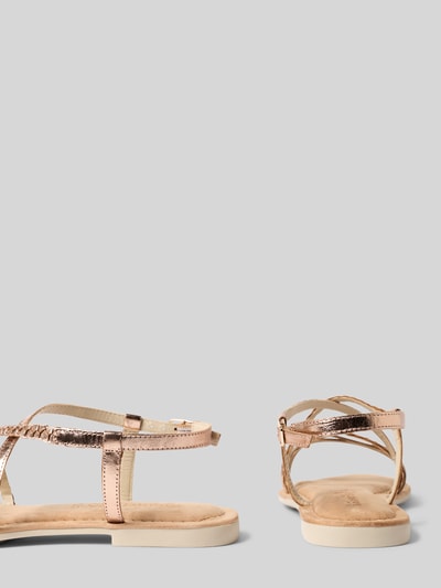 Produktfoto, Sandalen aus echtem Leder von Tamaris in Metallic-Optik mit flacher Sohle, Label-Prägung und Dornschließe, strukturierte Sohle, abgerundete Schuhspitze