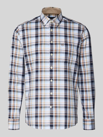 Produktfoto, Freizeithemd mit Knopfleiste von bugatti aus reiner Baumwolle, Regular-Fit, kariertes Muster in Blau, Braun und Weiß, Button-Down-Kragen, Brusttasche, Label-Stitching, Rückenlänge 78 cm, Schulterbreite 45 cm, Ärmellänge 66 cm