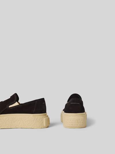 Produktfoto, Sneaker aus echtem Leder von MM6 Maison Margiela in Schwarz mit strukturierter hellbeiger Plateau-Sohle und Label-Stitching, abgerundete Passform, seitliche und Rückansicht, Absatzhöhe und Schafthöhe bei Größe 44 jeweils 6 cm.