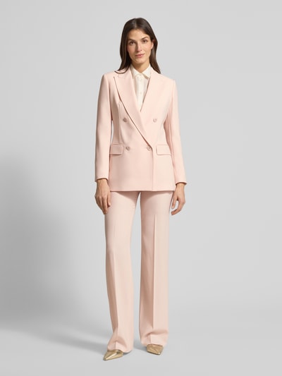 Frauenmodel trägt Regular Fit Longblazer aus reiner Schurwolle von Max Mara Studio in Unifarben, Reverskragen und Pattentaschen, Ganzkörperansicht von vorne.