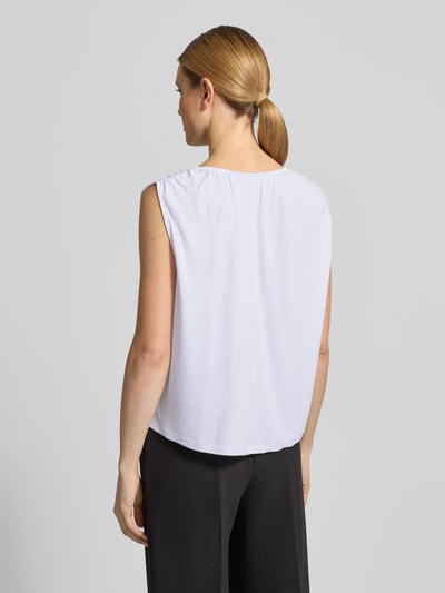 Frauenmodel trägt Loose Fit Blusentop aus Modal-Mix Modell 'FILLI' von Vero Moda, Optik: Unifarben, Passform: Loose-Fit, Rundhals-Ausschnitt, Ärmelform: Ohne, Materialverarbeitung: Stretch, Material: Modal-Mix, glatte weiße Oberfläche, Rückansicht Ganzkörperansicht.