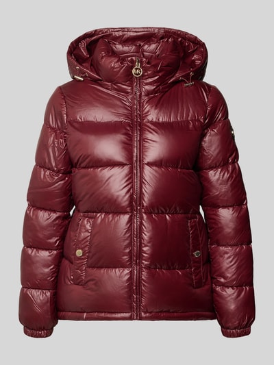 Produktfoto, Regular Fit Steppjacke mit Logo-Emblem van MICHAEL Michael Kors in bordeauxrood met Stiksels, Capuchon met tunnelkoord, ritssluiting, Met lange mouwen, elastische mouwboordjes, steekzakken, Ruglengte maat S: 73 cm, schouderbreedte: 37 cm, borstwijdte: 51 cm, mouwlengte: 60 cm.