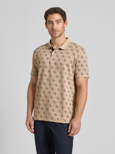 Männermodel trägt Regular Fit Poloshirt mit logo-motief van guess in katoenmix met stretch, knoopsluiting, ruglengte maat M 72 cm, Ganzkörperansicht van voren