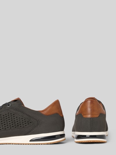 Produktfoto, Sneaker mit Label-Details Modell 'Trevor' von bugatti für Herren, abgerundete Form, braune und graue Farbtöne, strukturierte Sohle, Absatzhöhe 3 cm, Schafthöhe 8 cm, Schaftweite 10 cm bei Größe 44.