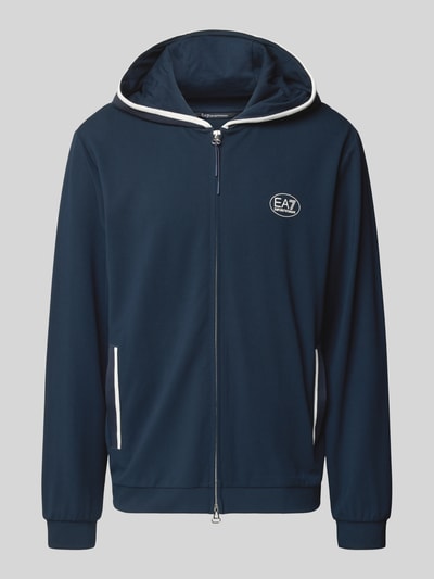 Produktfoto, Bluza rozpinana z logo i zamkiem błyskawicznym dwustronnym od EA7 Emporio Armani, mieszanka wiskozy z dodatkiem streczu, krój regular fit, kaptur, wpuszczane kieszenie, kolor granatowy, długość tyłu 68 cm, długość rękawów 68 cm.