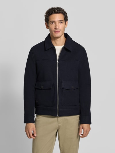 Männermodel trägt Regular Fit Jacke mit Klappentaschen von MCNEAL in Dunkelblau, Webstoff, Umlegekragen, Ganzkörperansicht von vorne.