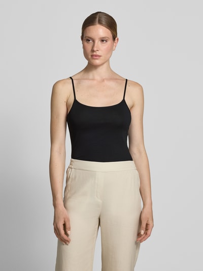 Frauenmodel trägt Regular Fit Trägertop aus Baumwoll-Mix von s.Oliver RED LABEL, Optik: Unifarben, Karree-Ausschnitt, verstellbare Spaghettiträger, Nahaufnahme Oberkörper.