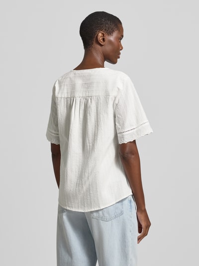 Vrouwenmodel draagt Regular Fit Bluse met V-hals model 'Ane' van FREE/QUENT uit pure katoen met opengewerkte details, rugaanzicht, context: dames blouse, ruglengte 64 cm bij maat S, mouwlengte 26 cm.