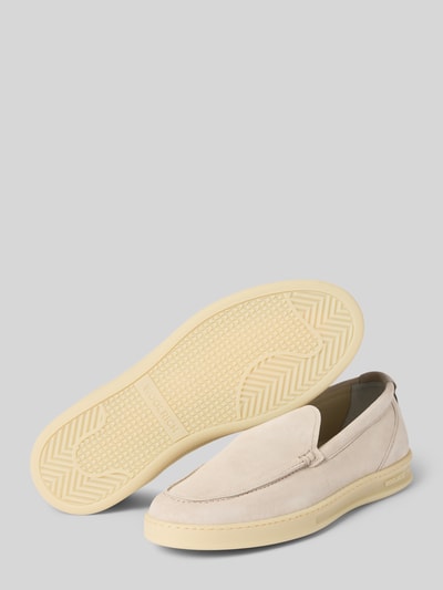 Produktfoto, Slip-on-Sneaker aus Leder mit Gummisohle von Woolrich in Beige, abgerundete Spitze, echte Gummisohle mit Profil, Kontext laut Beschreibung
