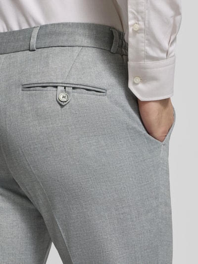 Männermodel trägt Hose mit Bügelfalten und Schnürung Modell 'SpartaFlex' von Zuitable, Slim Fit, grauer Material-Mix, Detailaufnahme Rückansicht.